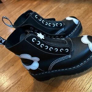 Dr. Martens Black and White platform Flower Combat Boots Sinclair Pisa